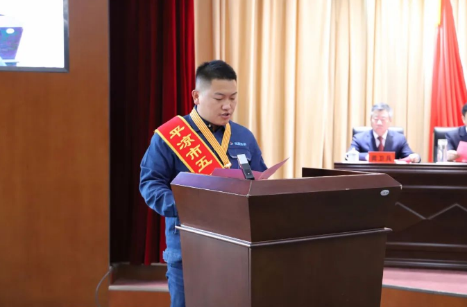 喜報(bào)！市產(chǎn)投集團(tuán)員工楊李榮獲2022年平?jīng)鍪形逡粍趧?dòng)獎(jiǎng)?wù)?圖2)